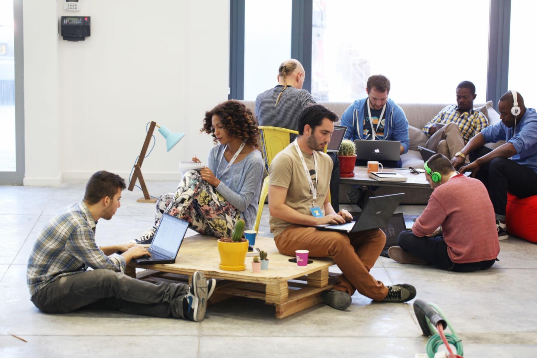 Team lid werkend aan financiële analyse